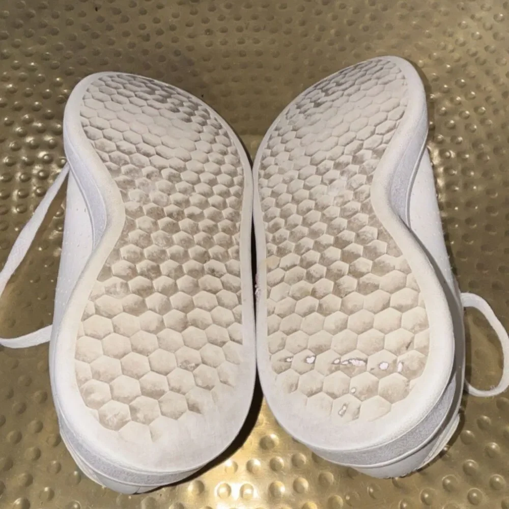 adidas Men’s White & Gold Solid Low Top Lace-Up Sneakers Gold Heel size 6